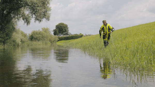 Foto-2021-Inspectie-MURA-voor-bevers-bij-IJsseldijk-tijdens-hoogwater-in-de-zomer-600x400
