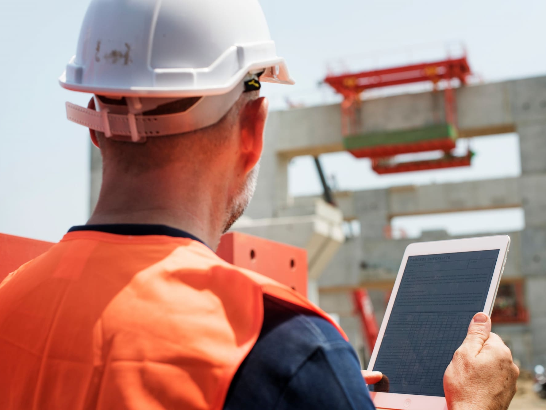 eluxis-construction-worker-working-outdoors-with-project
