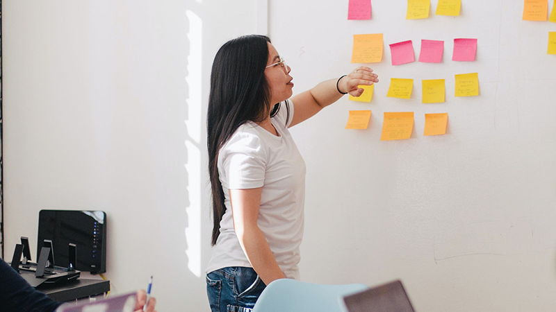 Photo-by-Jason-Goodman-on-Unsplash---Training-sticky-notes